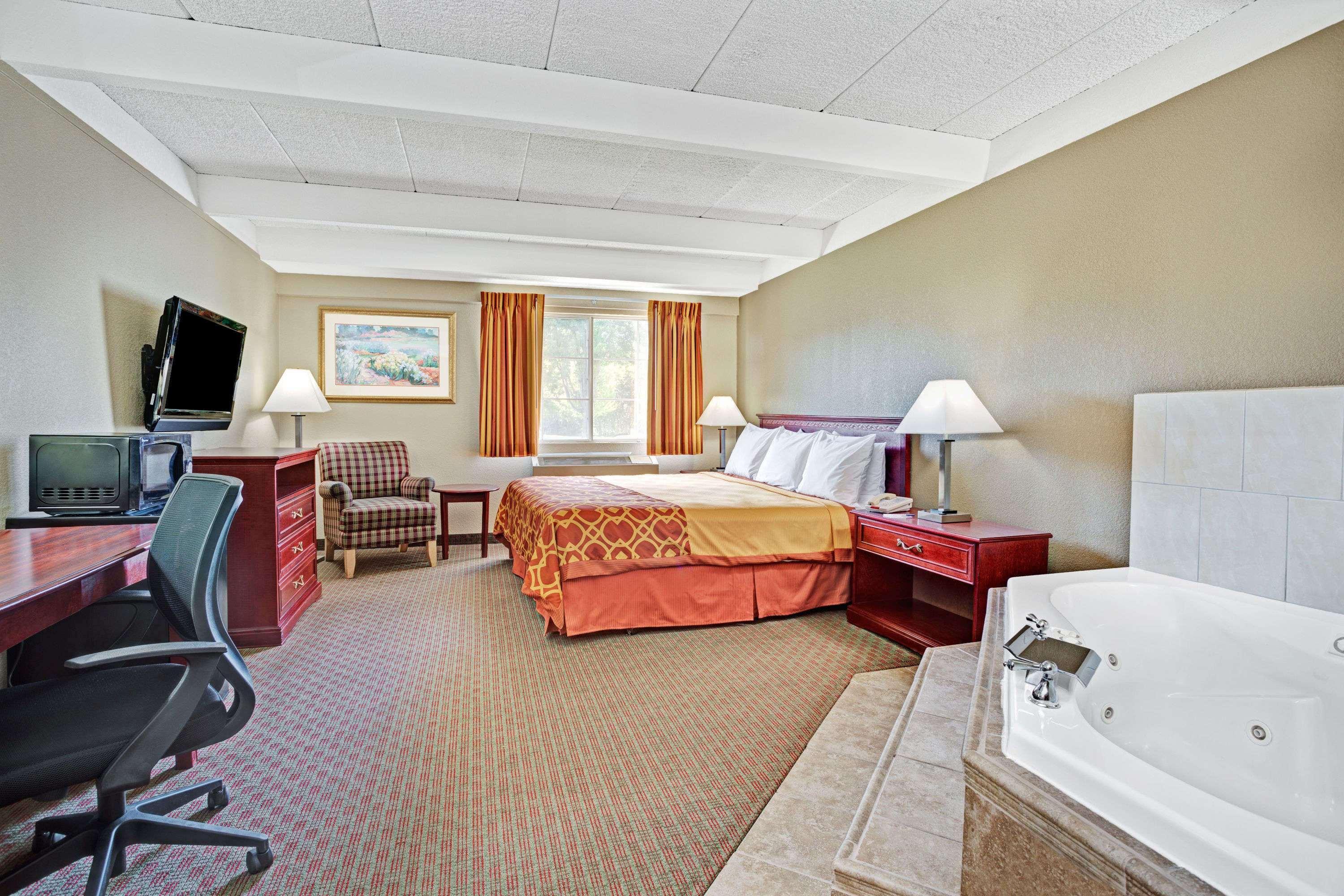 Travelodge By Wyndham Iowa City Exterior photo