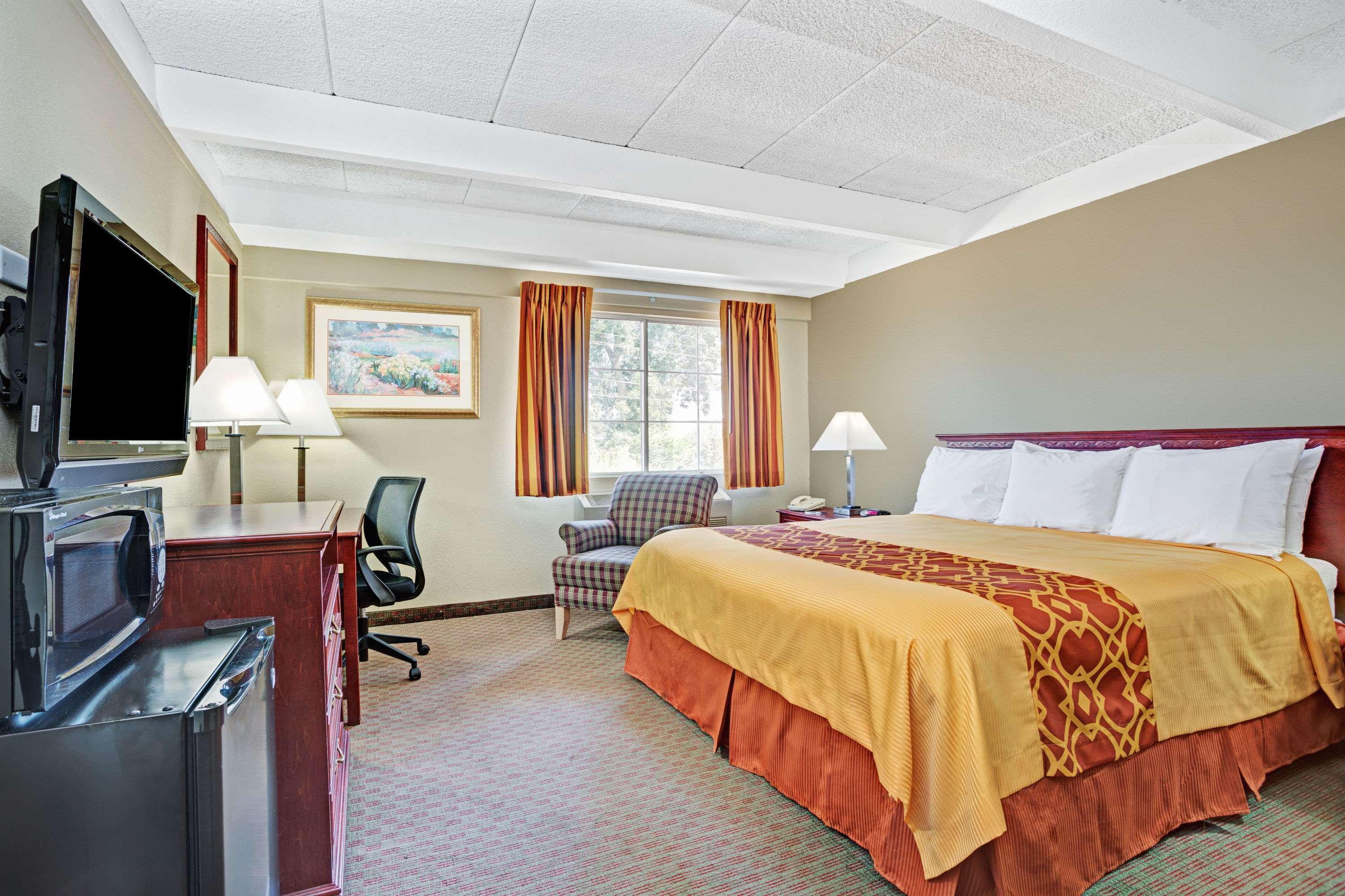 Travelodge By Wyndham Iowa City Exterior photo