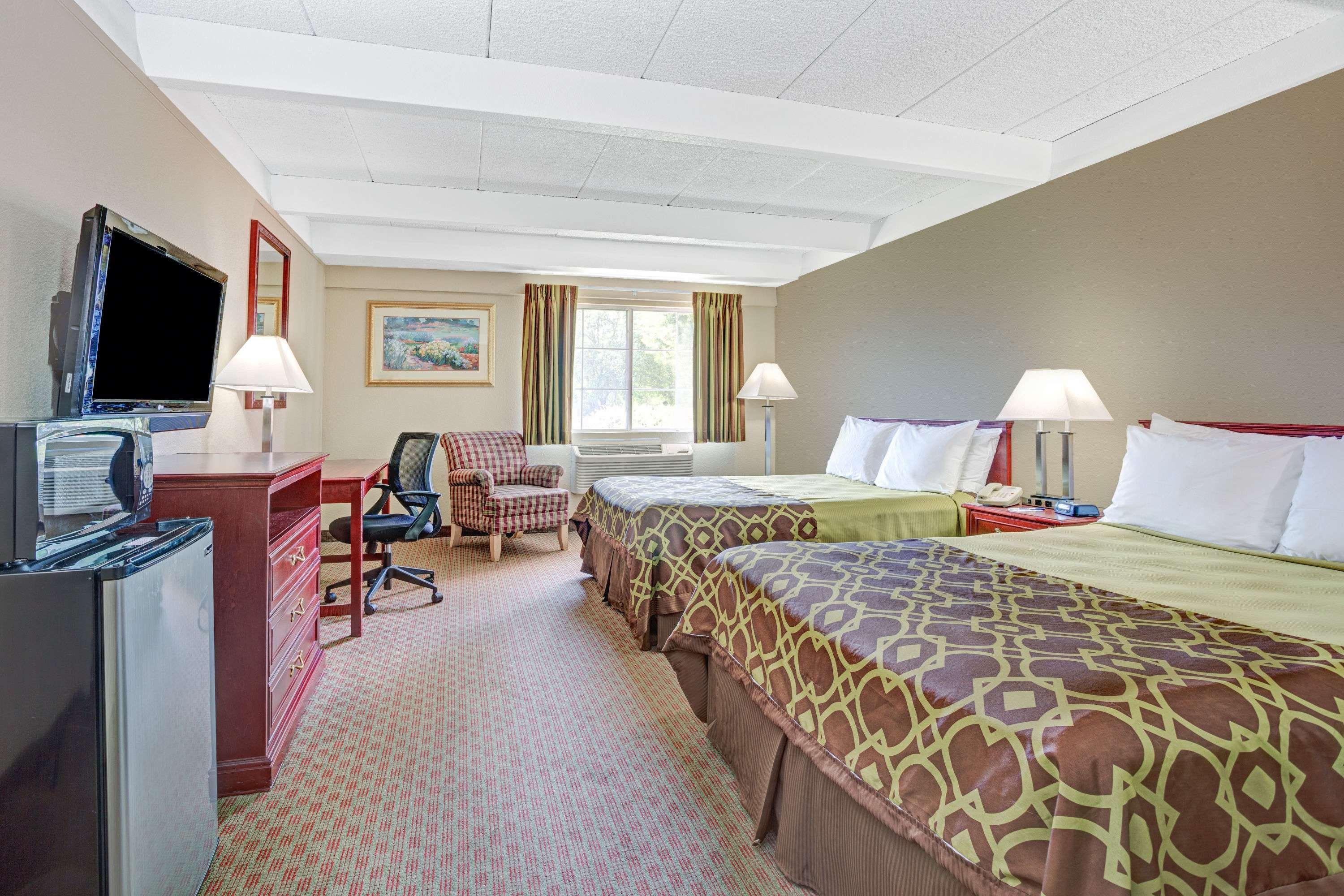 Travelodge By Wyndham Iowa City Exterior photo