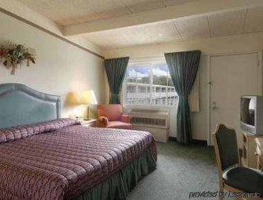 Travelodge By Wyndham Iowa City Room photo